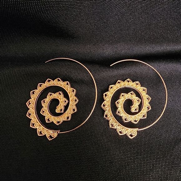 Geometric Swirl Spiral Gold Color Earrings. - Picture 3 of 4